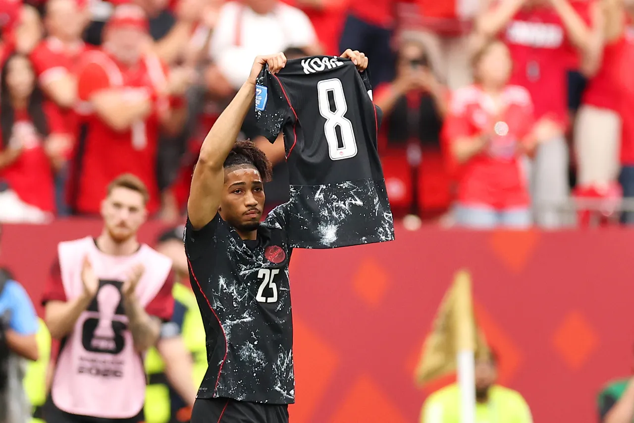 Sadiba exibe camisa de Koné após gol do Canadá
