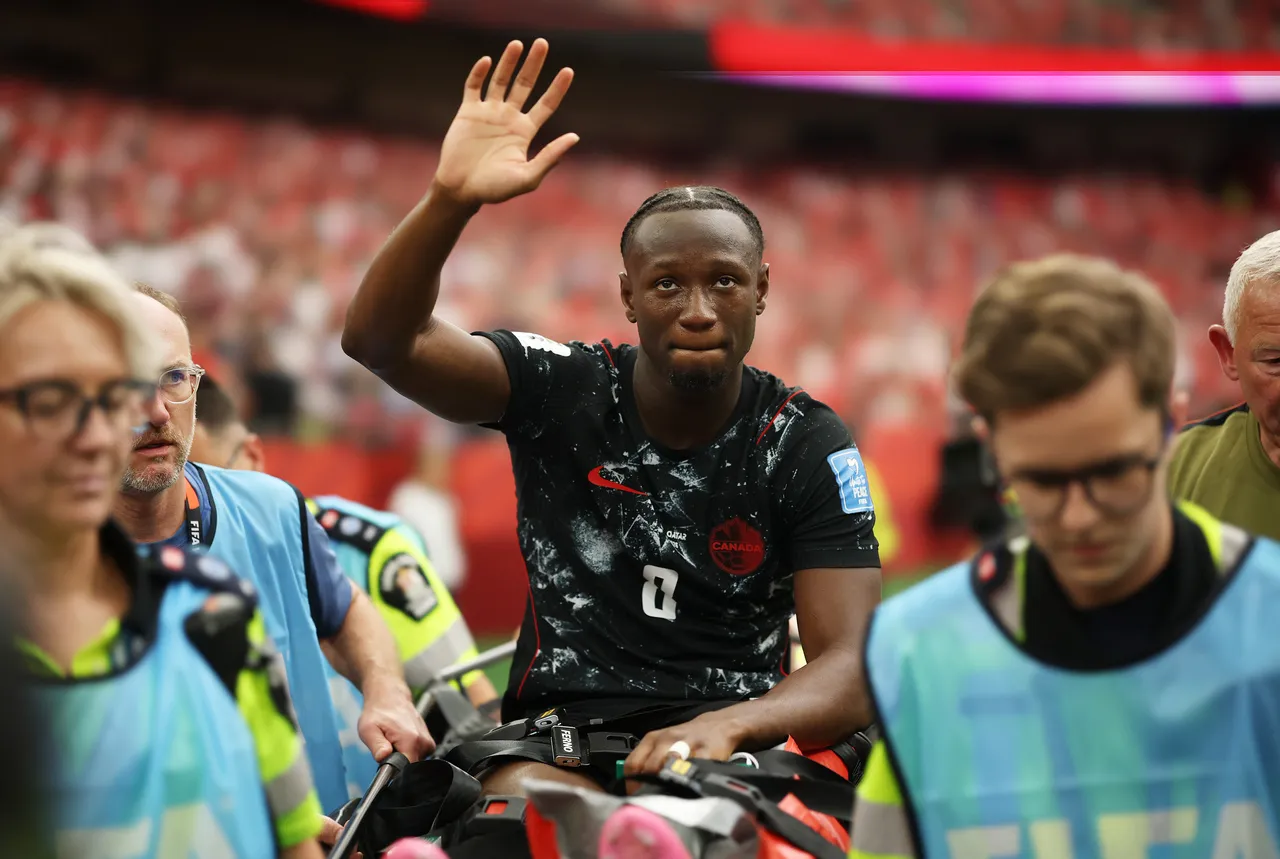 Koné acena para a torcida canadense após ter a perna quebrada