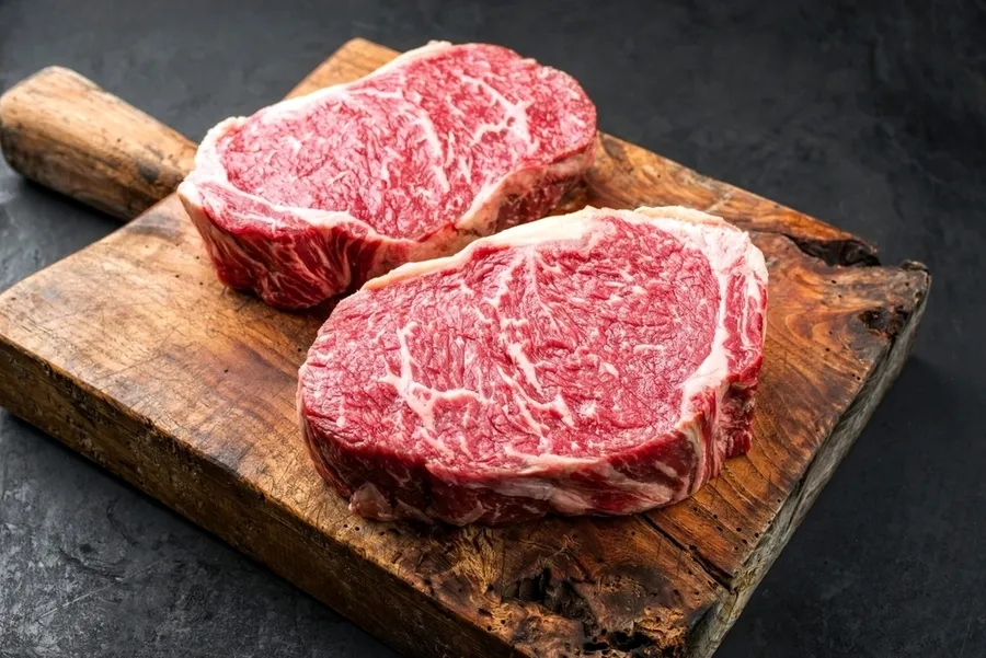 Cortes de raças wagyu têm como característica o marmoreio, onde carne e gordura estão entremeadas, com sabor aveludado.