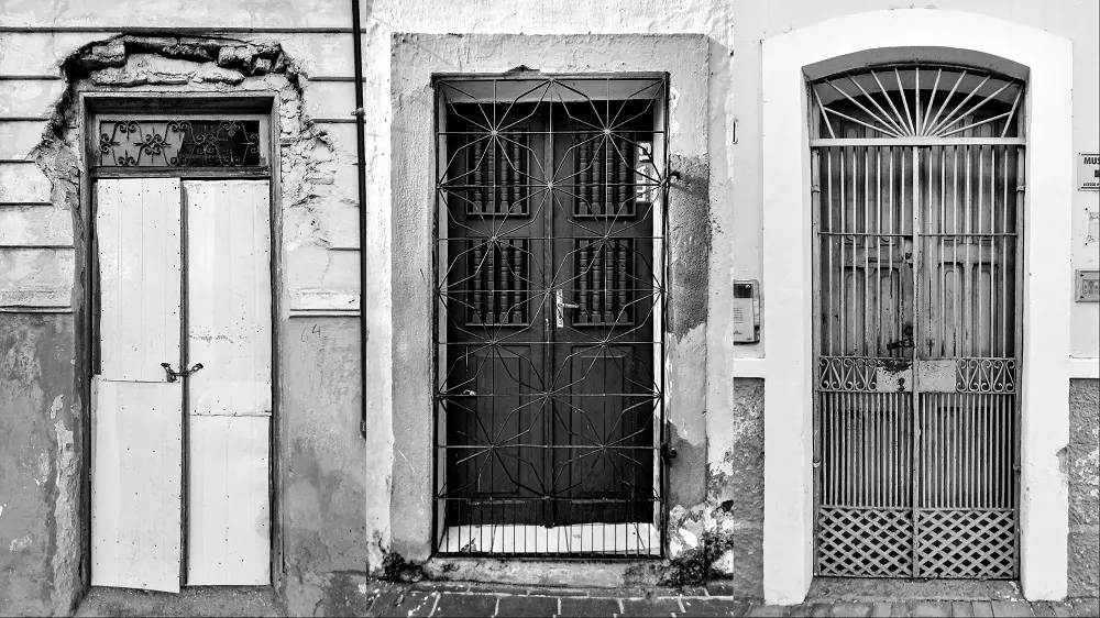Portas em residências de Sobral.