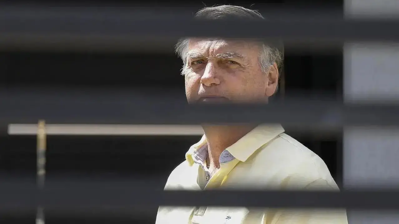 Imagem da notícia Moraes autoriza depoimento de Bolsonaro na prisão domiciliar sobre arma apreendida em blitz