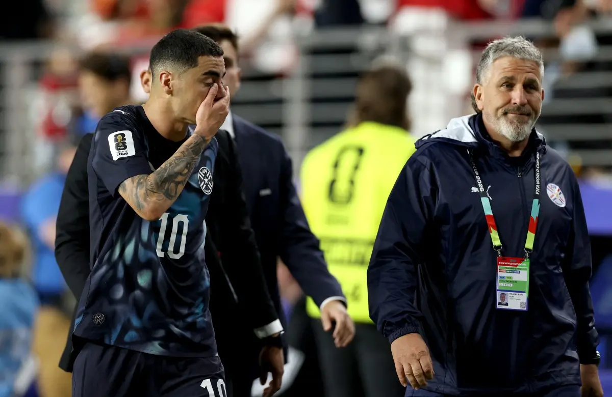 Imagem da notícia Nova regra é aplicada na Copa do Mundo e Almirón é expulso após falar com a mão na boca; Entenda