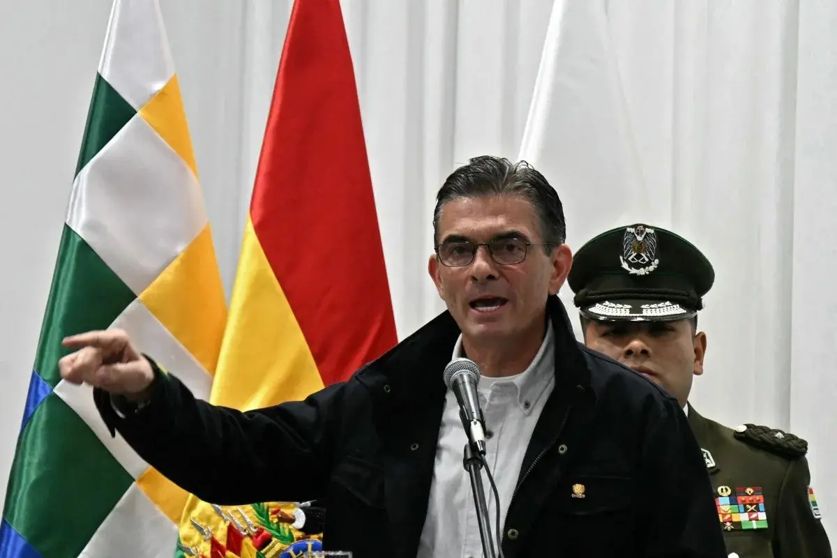 Imagem da notícia Presidente da Bolívia determina estado de emergência após 50 dias de protestos em meio à crise 