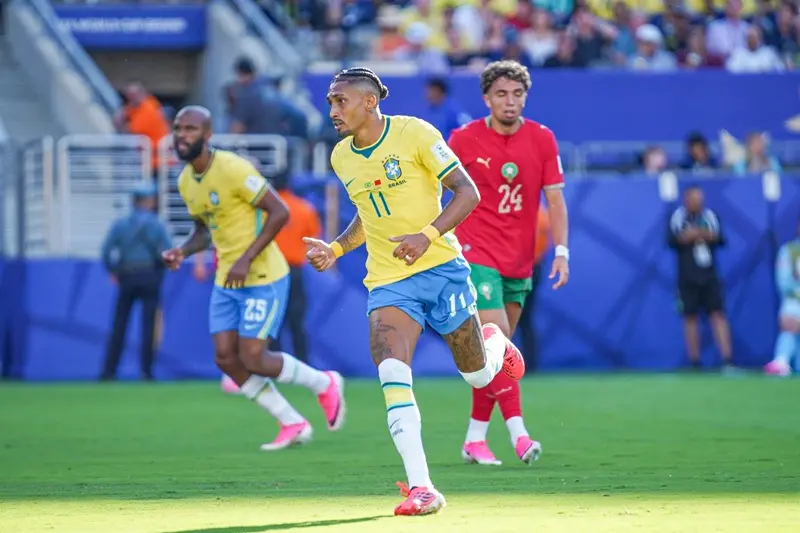 Imagem da notícia CBF confirma lesão de Raphinha após atacante deixar campo com dores em Brasil x Haiti