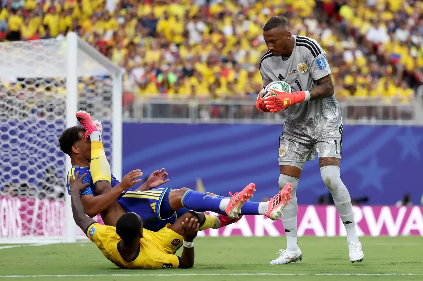 Imagem da notícia Quem é Eloy Room? Goleiro de Curaçao faz história e bate marca histórica na Copa do Mundo