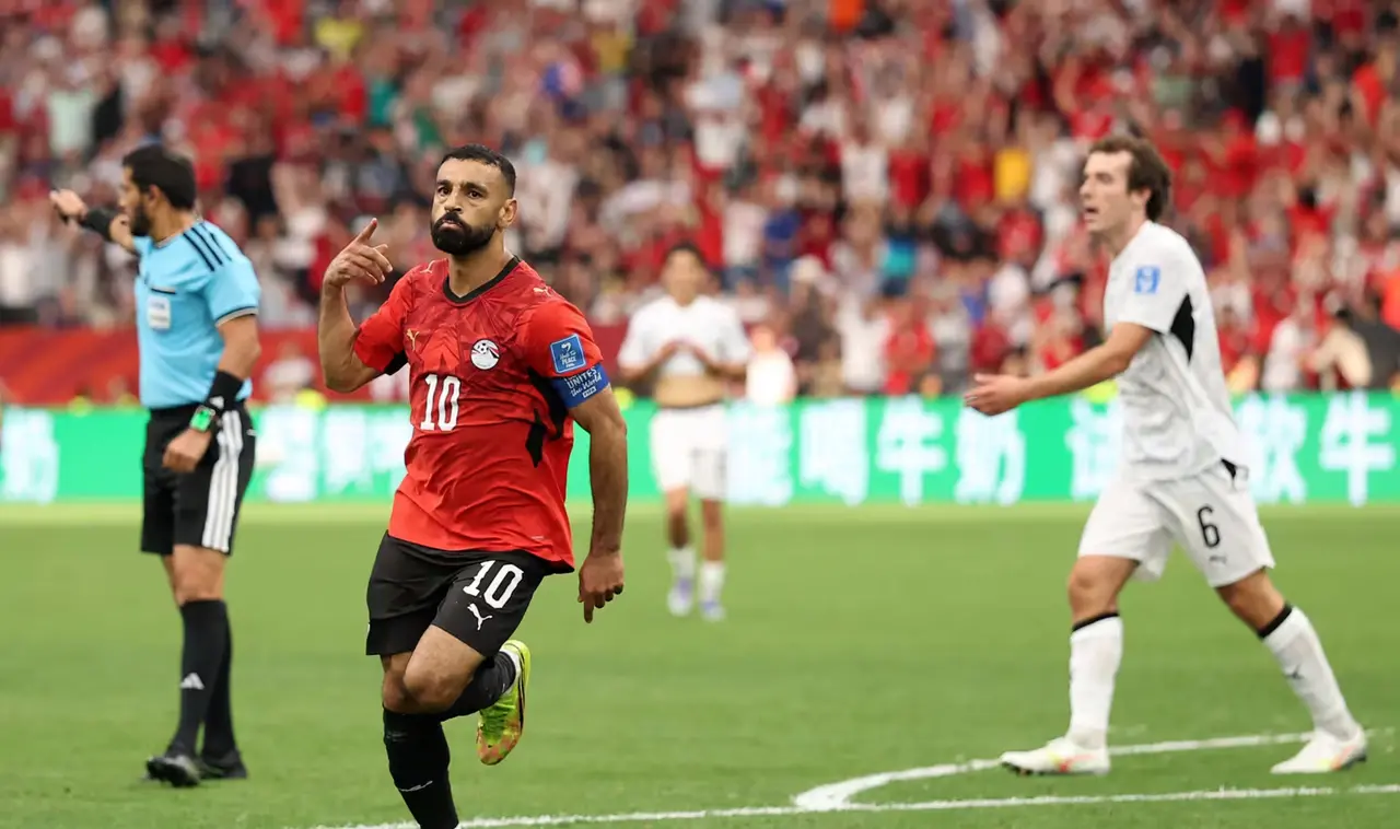 Imagem da notícia Com gol de Salah, Egito conquista sua 1ª vitória da história das Copas do Mundo e lidera grupo G