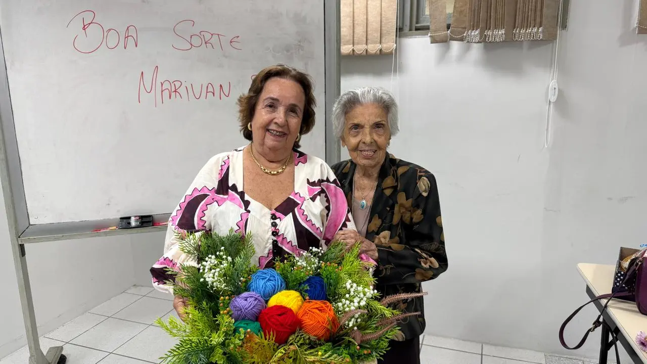 Idosa defende TCC aos 77 anos e recebe mãe na plateia, de 98: ‘Emocionante’