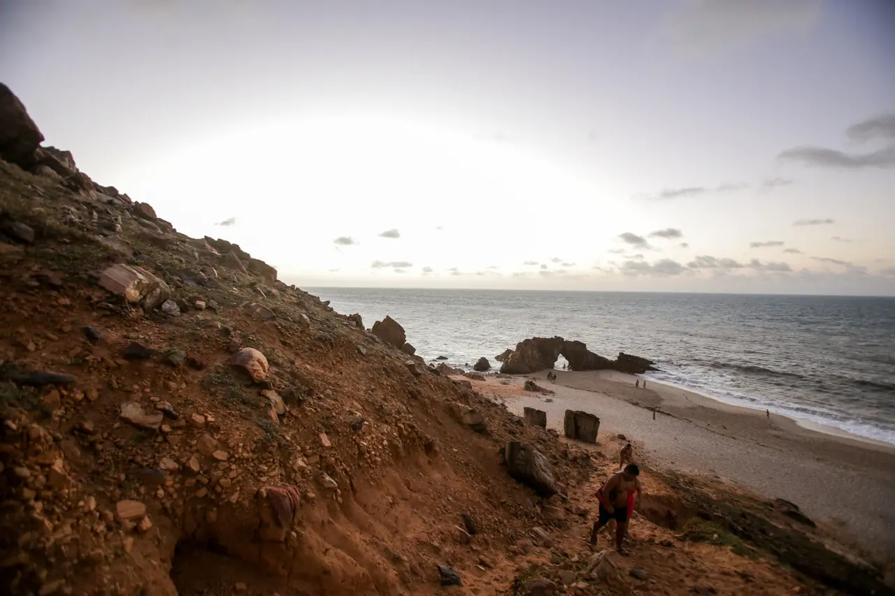 Imagem da notícia Jericoacoara encolhe e mar avança, em média, 10 metros por ano sobre praia