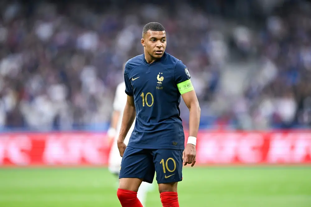 Imagem da notícia Mbappé completa 100 jogos pela França e cola em Messi na artilharia das Copas