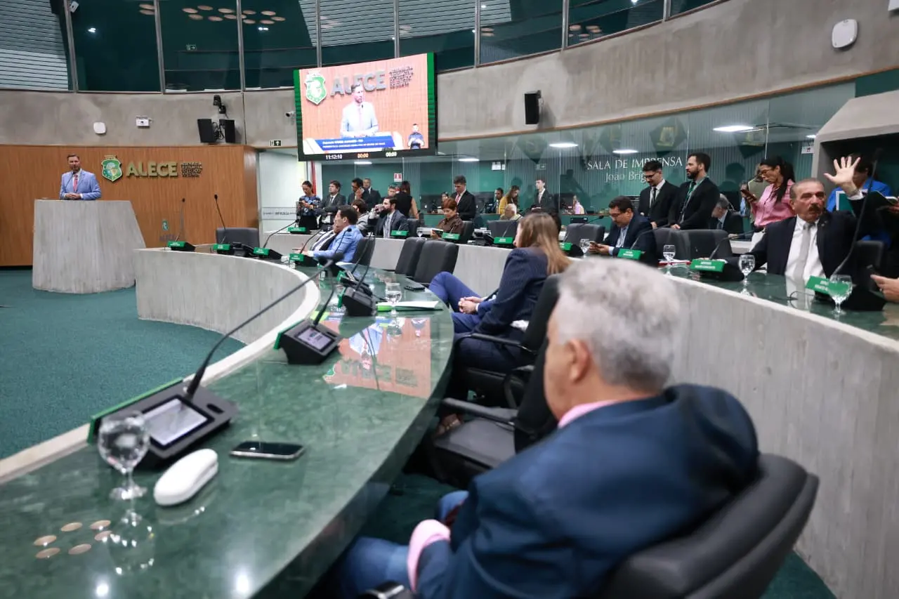 Imagem da notícia Em balanço, presidente da Alece destaca fim das 'madrugadas' e sessão presencial obrigatória