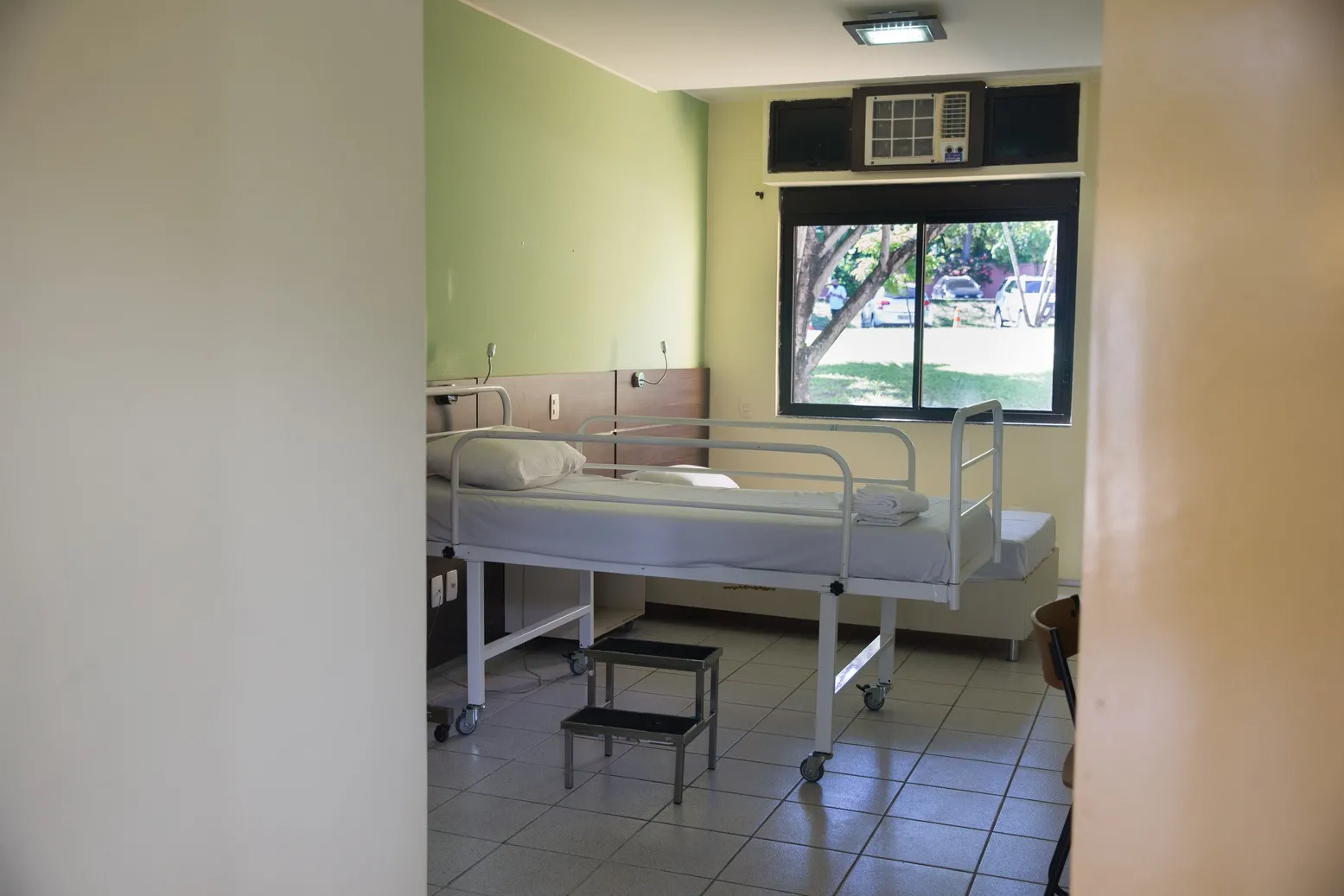 Órgão exige plano de ação diante de déficit de profissionais na rede estadual de saúde.