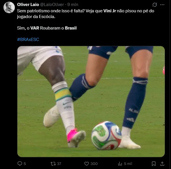 Torcedores reclamam de arbitragem após gol anulado de Vini Jr.