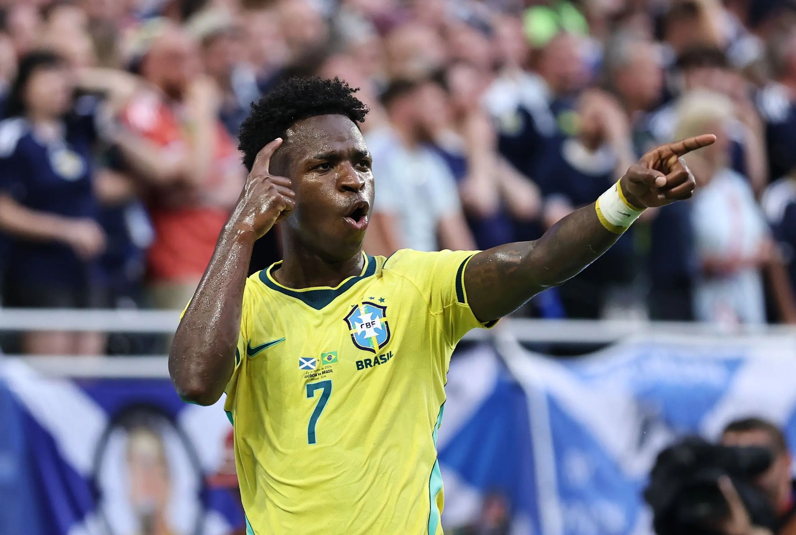 Imagem da notícia Vini Jr cumpre promessa a Ancelotti após gols pelo Brasil e cobra presente