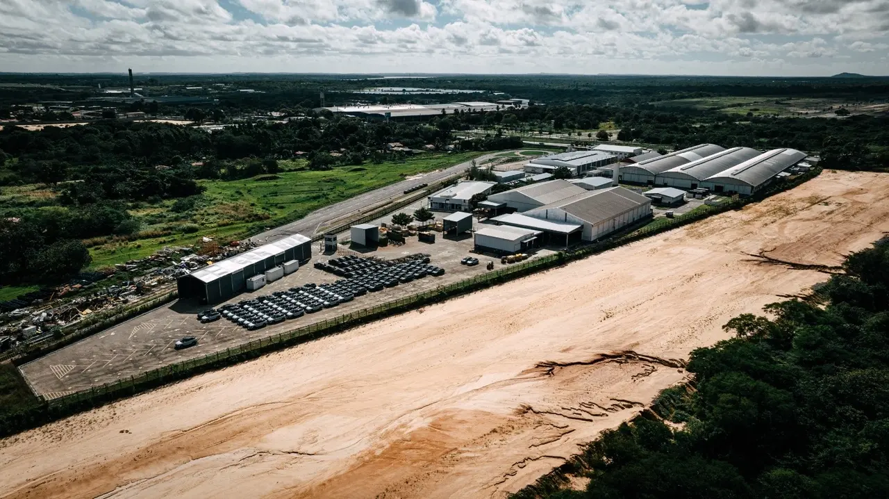 Foto aérea, feita com drone, de área onde estava instalado o polo automotivo do Ceará, com destaque para espaço terraplando que servirá para expansão do local.