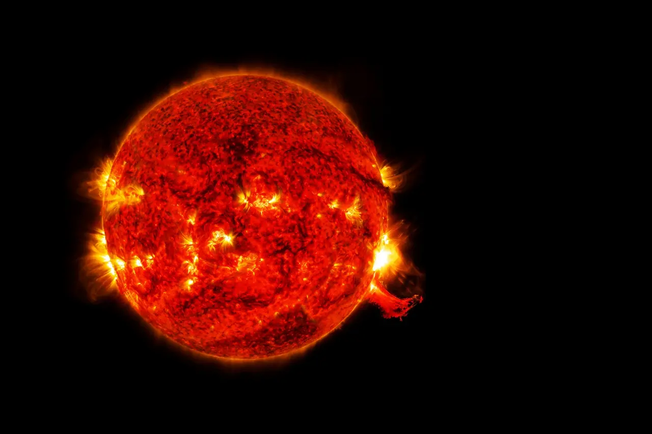Representação visual do Sol em atividade intensa, emitindo explosões de plasma e erupções de energia contra um fundo preto. A imagem ilustra uma tempestade solar e os ventos geomagnéticos que cientistas investigam por potencial influência em fenômenos geológicos e terremotos na Terra.