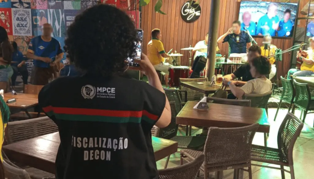Imagem da notícia: Bares de Fortaleza são autuados após cobrança de taxa antes de exibição de jogo do Brasil