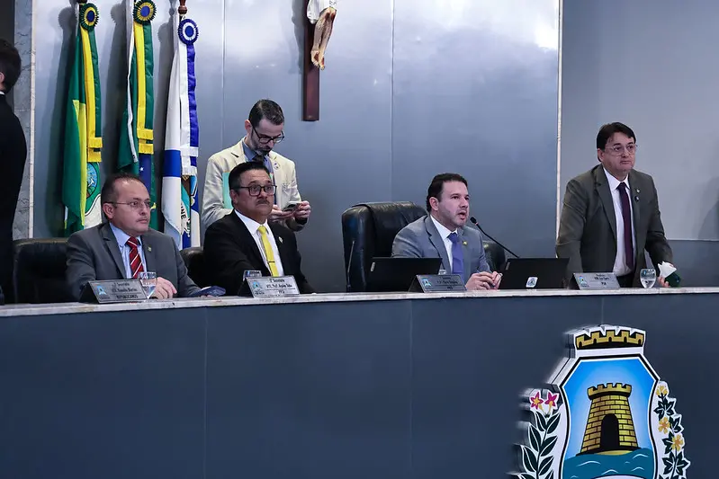 Foto da mesa diretora da Câmara de Fortaleza durante sessão legislativa.