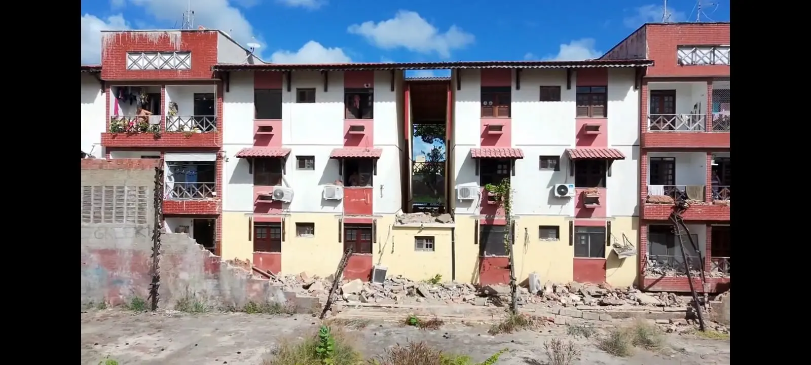 Imagem da notícia Muro de condomínio desaba na Messejana e afeta apartamentos 