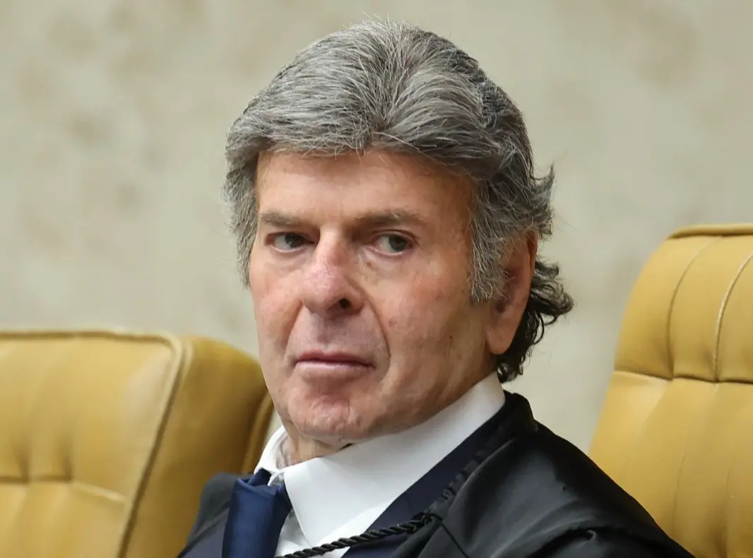 Luiz Fux é um homem idoso, branco, de cabelo grisalho bem penteado. Na foto, ele está sério, olhando para o lado.