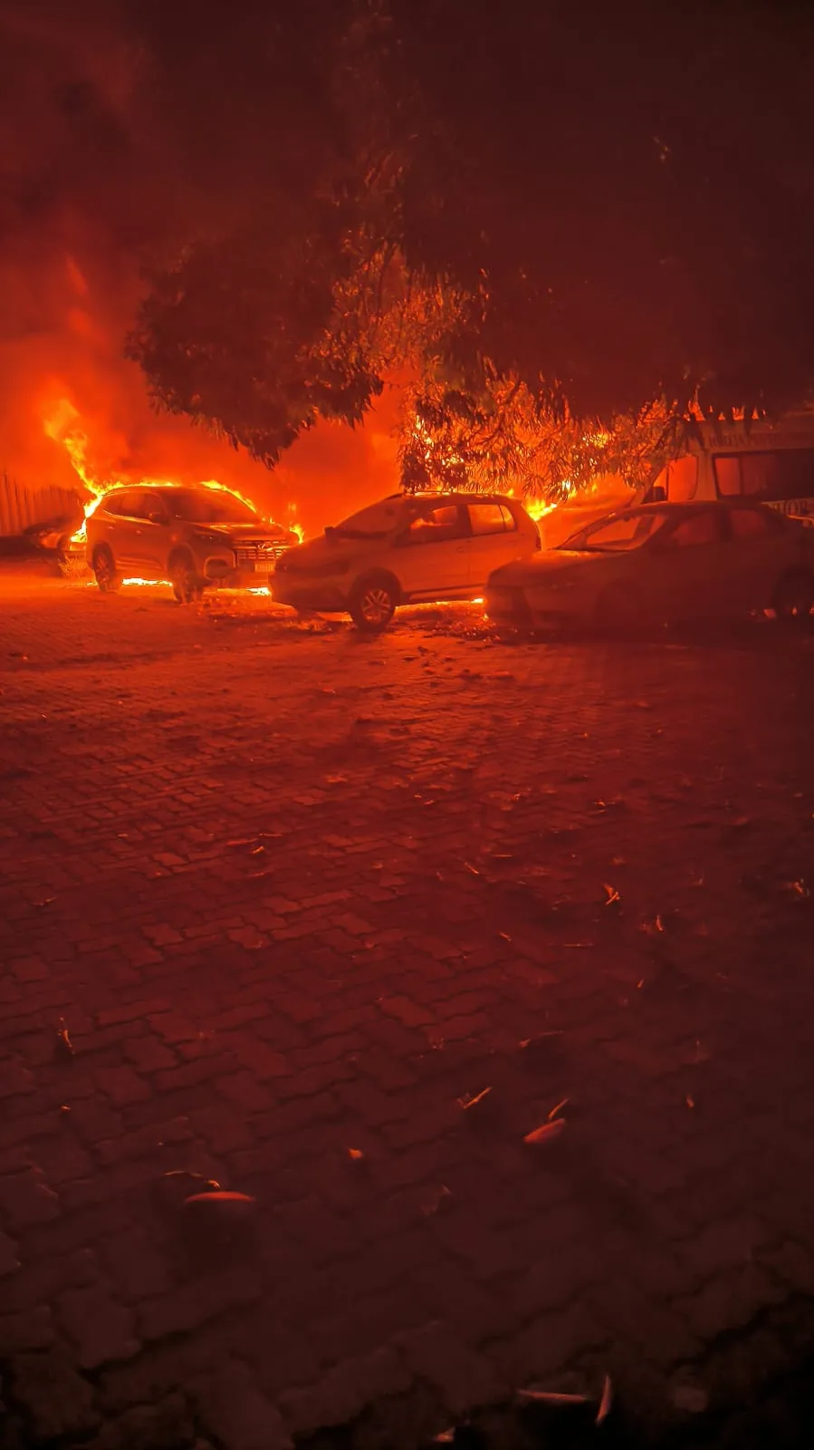 O incêndio atingiu dezenas de veículos estacionados no pátio.