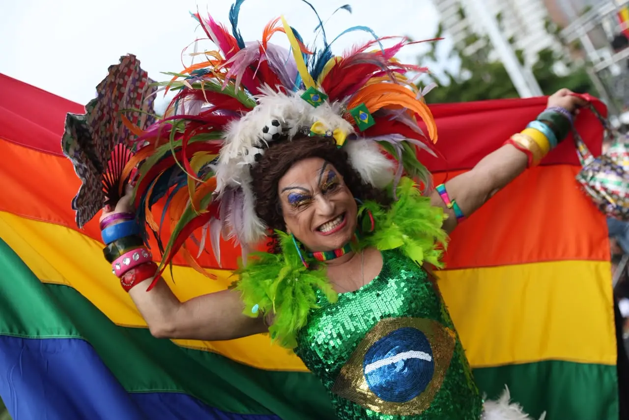 Imagem da notícia 25ª Parada pela Diversidade Sexual do Ceará colore a Beira-Mar de Fortaleza; veja imagens