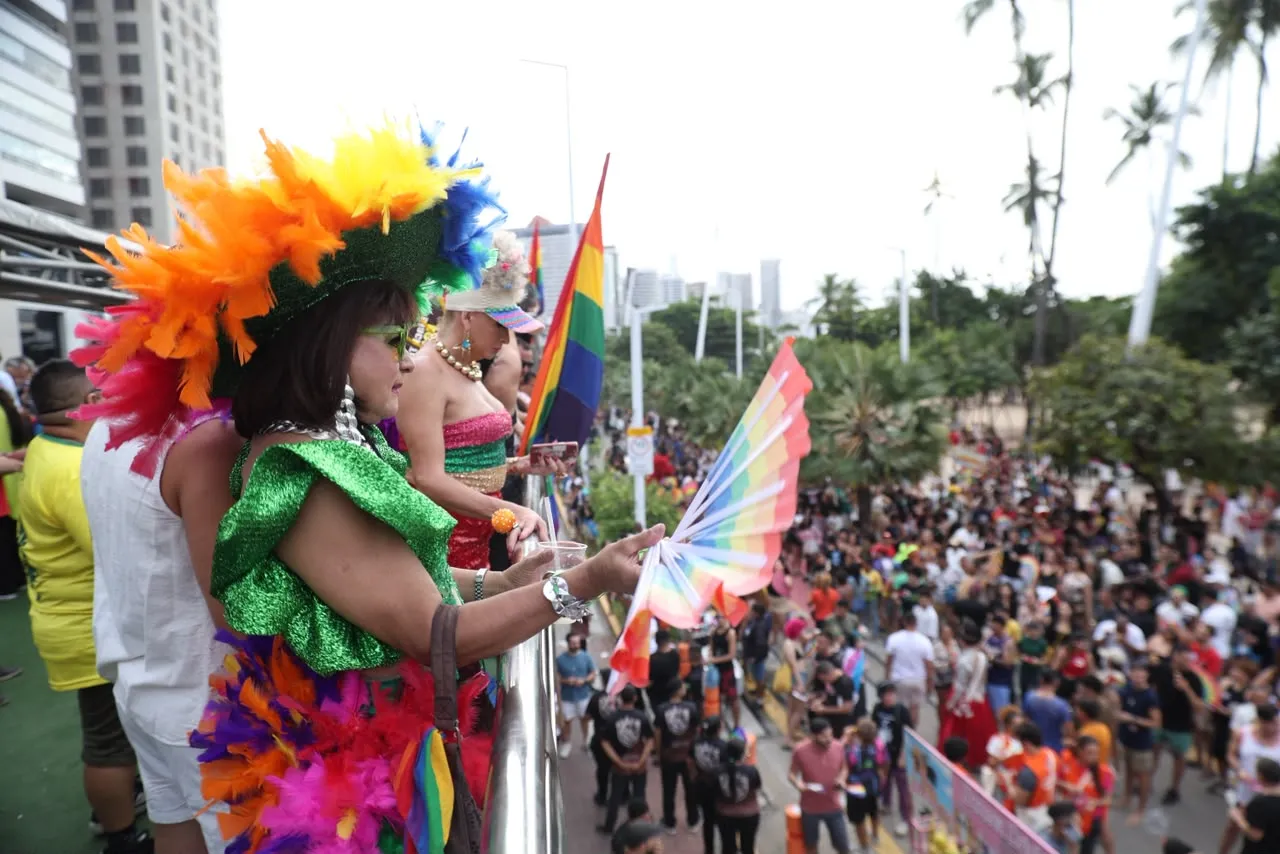 25ª Parada contou com 10 trios elétricos que mesclaram atrações musicais e discursos políticos.