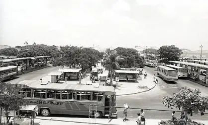 Movimento de ônibus e passageiros na Praça da Estação, em Fortaleza, em 1983. A imagem mostra veículos de transporte coletivo, pontos de embarque e a circulação de pessoas em uma área central da cidade.