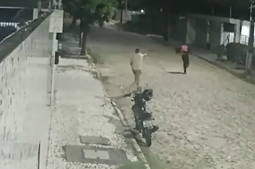 Policial atirando em entregador.