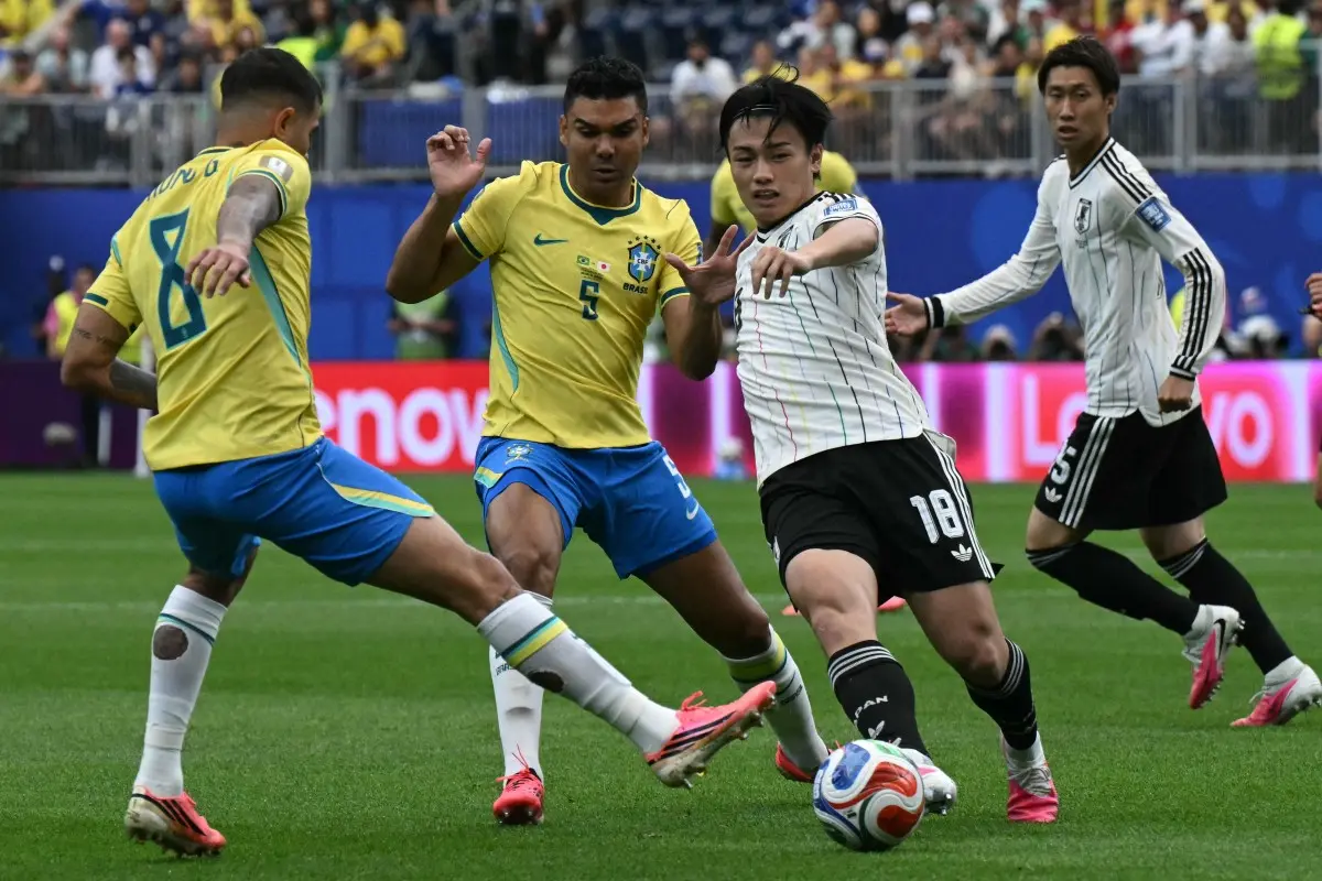 Atletas de Brasil x Japão disputam bola