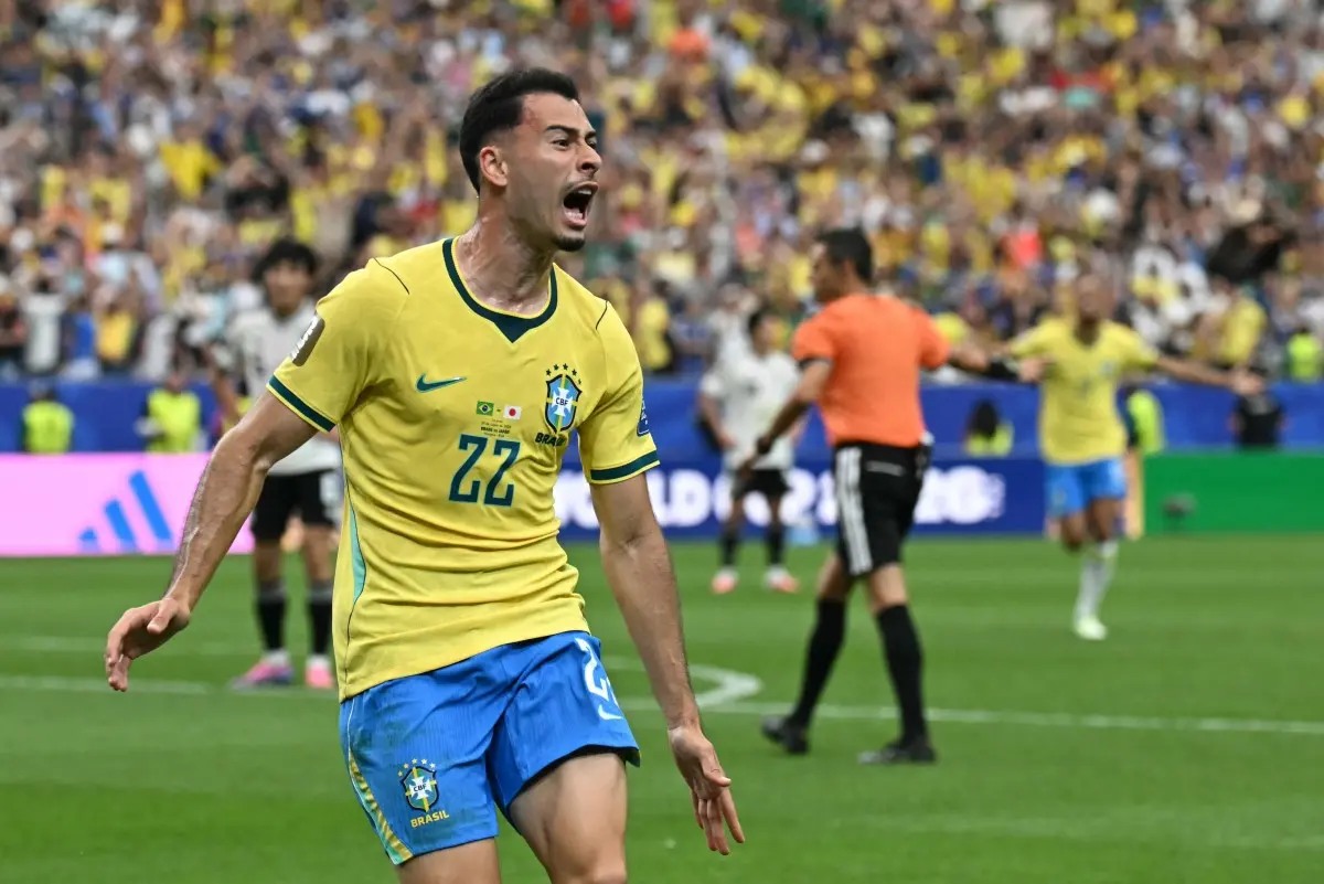 Gabriel Martinelli comemora gol pela Seleção Brasileira