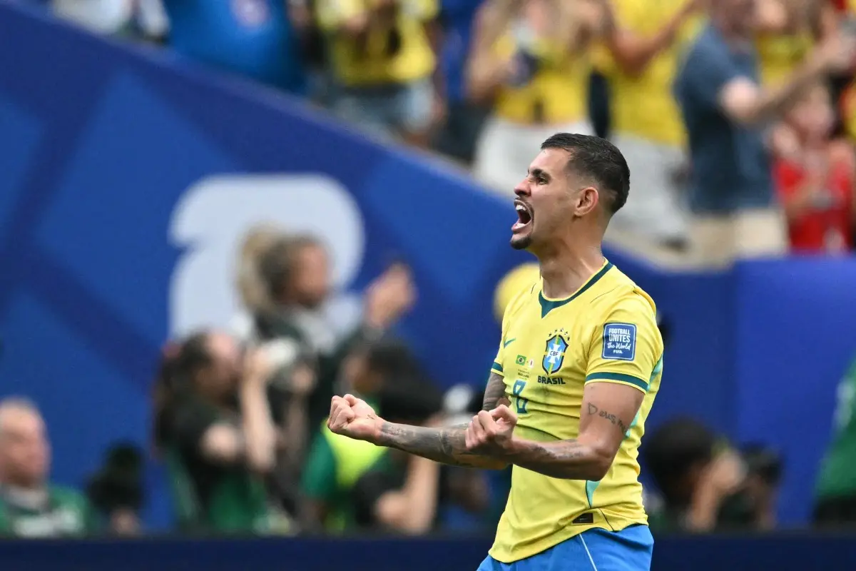 Bruno Guimarães comemora gol da Seleção Brasileira
