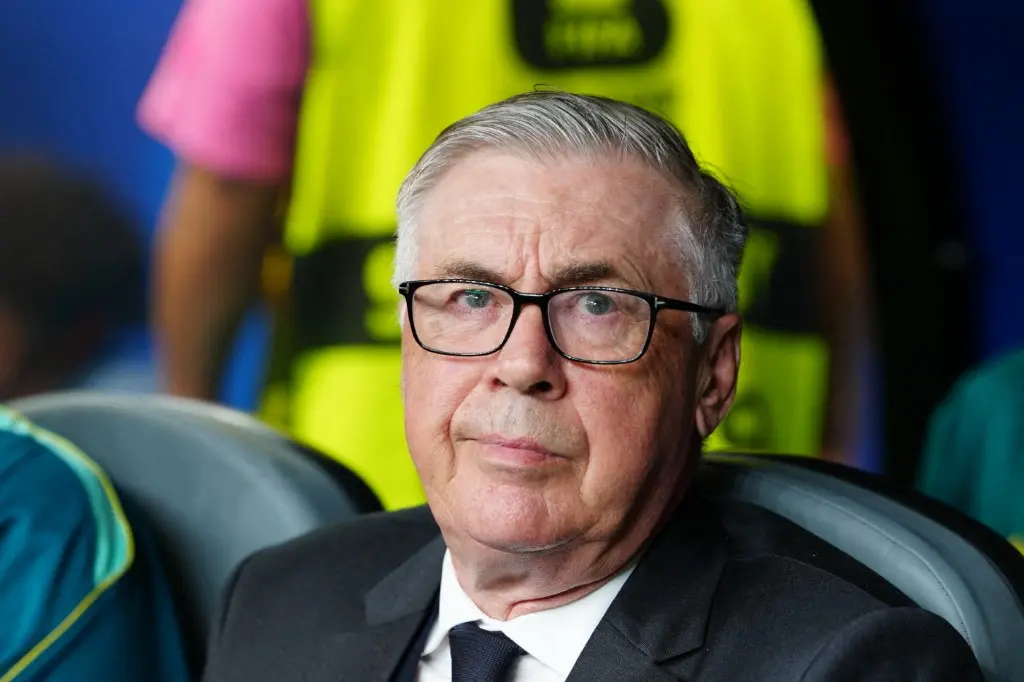 Carlo Ancelotti com semblante sério em jogo da Seleção Brasileira