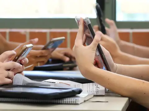 Imagem da notícia: Restrição de celular nas escolas reduz violência, bullying e ansiedade, diz pesquisa do MEC