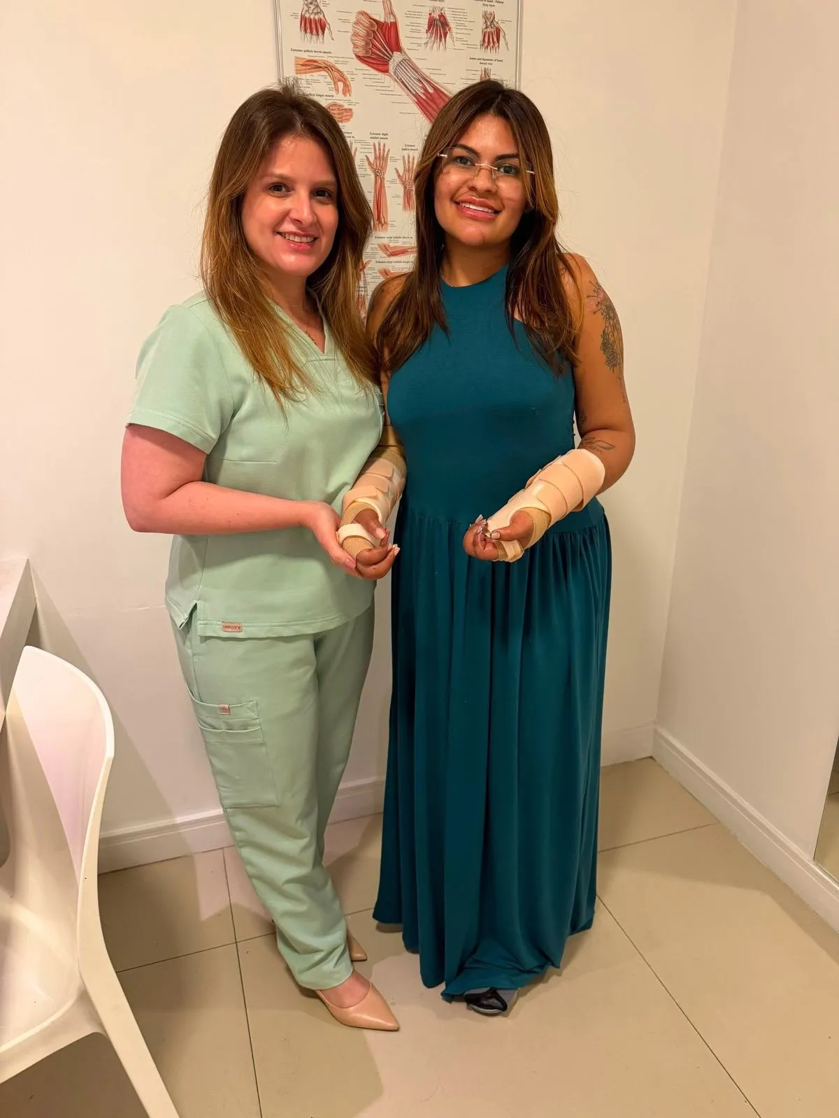 Ana Clara tem realizado sessões de fisioterapia com os profissionais recomendados pelos médicos cirurgiões.