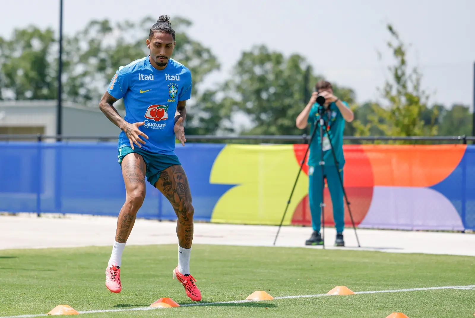 Imagem da notícia: Raphinha retorna aos treinos da Seleção e aumenta chances de enfrentar a Noruega