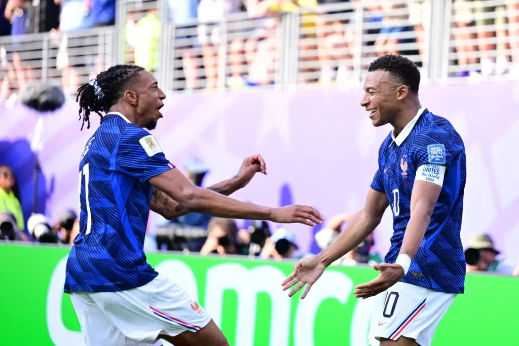 Imagem da notícia: Mbappé marca dois gols, França vence a Suécia e avança às oitavas da Copa do Mundo