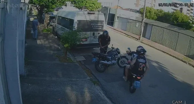 Suspeitos chegaram à escola em uma motocicleta.