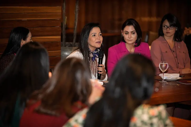 Foto de Priscila Costa com Michelle Bolsonaro.