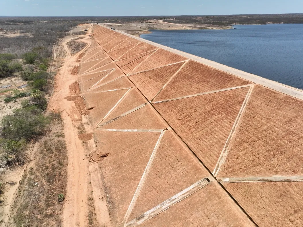 Barragem Cipoada, em Morada Nova, passou por recuperação do sistema de drenagem e da parede externa.