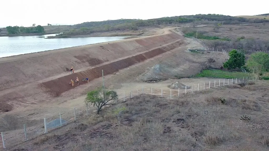 Barragem Trapiá III, em Coreaú, passa por intervenção emergencial destinada a garantir a estabilidade da estrutura.