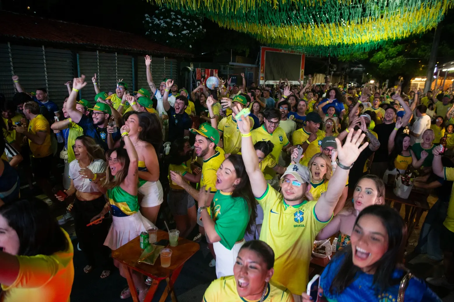 Foto de público acompanhando jogo do Brasil na Copa do Mundo de 2026.