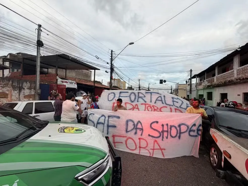 Protestos de torcedores tricolores nos arredores do Pici, após derrota para Ceará na Copa do Nordeste.