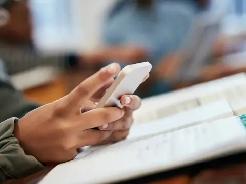 Imagem da notícia: 84,9% das crianças e adolescentes de 10 a 13 anos usam a internet no CE e quase metade tem celular