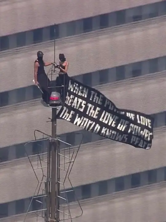 Imagem da notícia: Casal escala Empire State Building, em Nova York, e exibe mensagem sobre amor