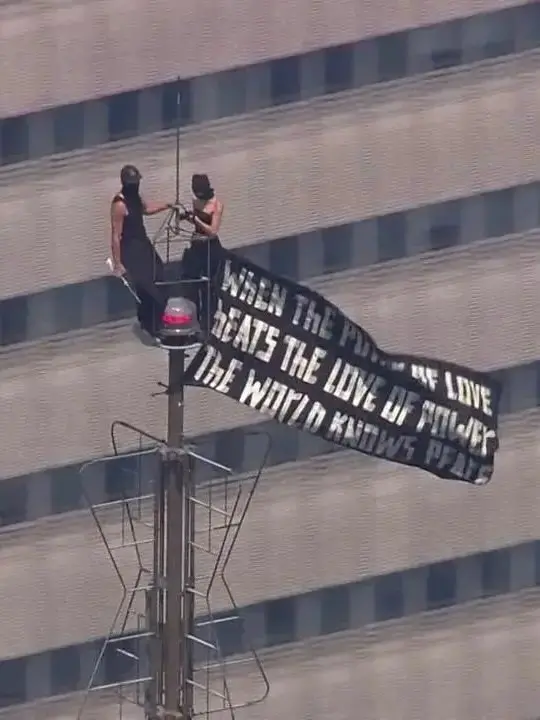 Imagem da notícia Casal escala Empire State Building, em Nova York, e exibe mensagem sobre amor