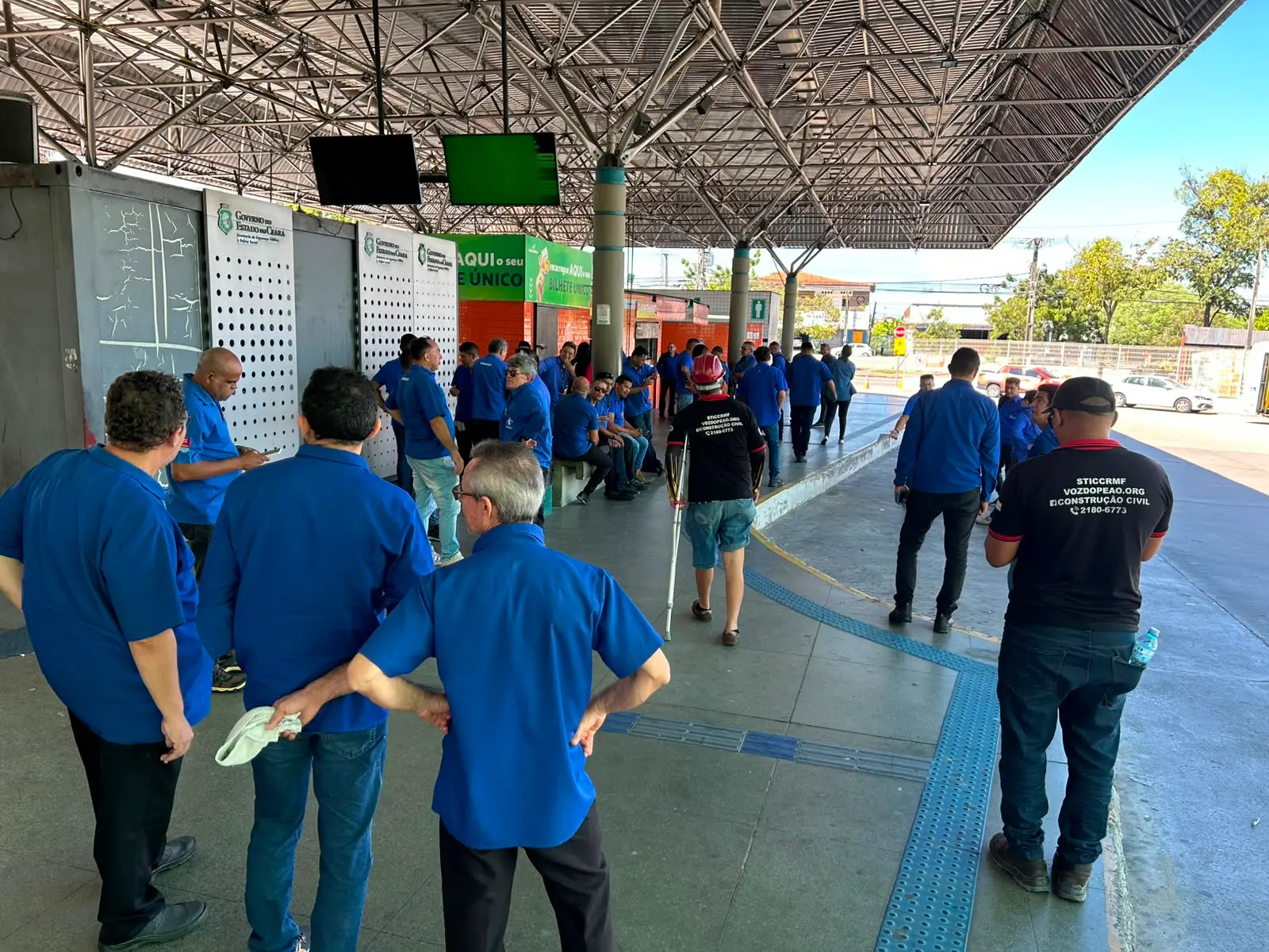 Imagem da notícia Motoristas e cobradores de ônibus fazem paralisação no terminal do Antônio Bezerra