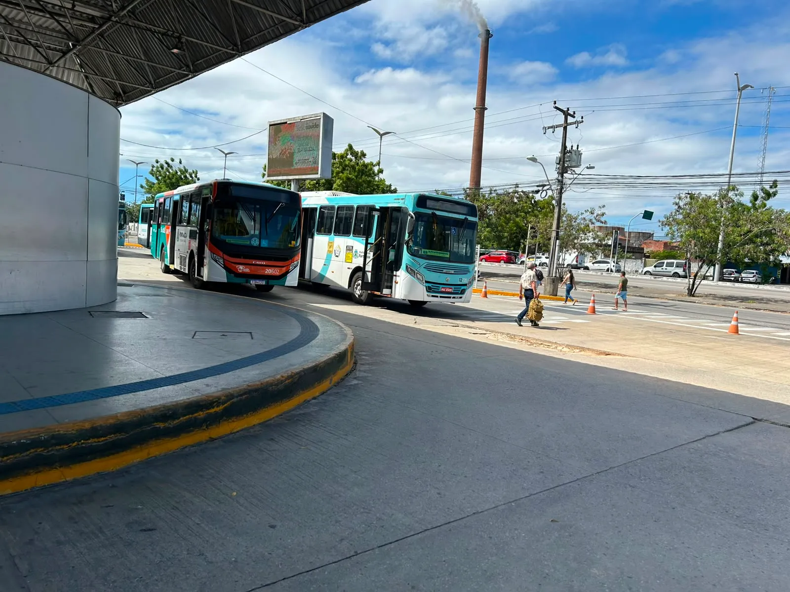 Veículos bloqueam entrada do Terminal de Antônio Bezerra.