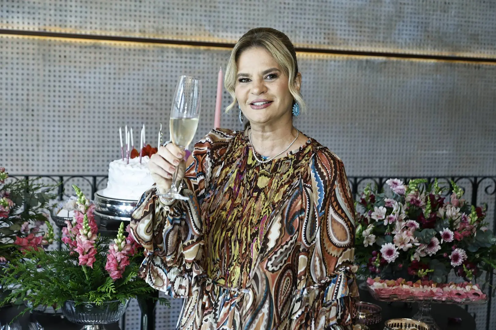 Imagem da notícia CAPTEI: Germana Wanderley celebra novo ciclo com almoço elegante entre amigas