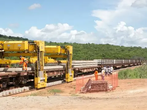 Imagem da notícia: CSN promete entregar mais 120 km da Transnordestina no Ceará até o fim de 2026