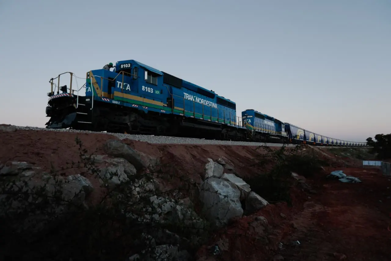 imagem mostra trem da ferrovia transnordestina em quixeramobim, no interior do ceará.
